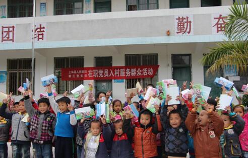 黄境村小学的小朋友们领到我院党员志愿者赠送爱心学习用具后乐开怀.jpg